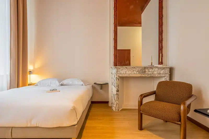 Chambre meublée avec cheminée en marbre, coliving Maison Bourgogne Lille