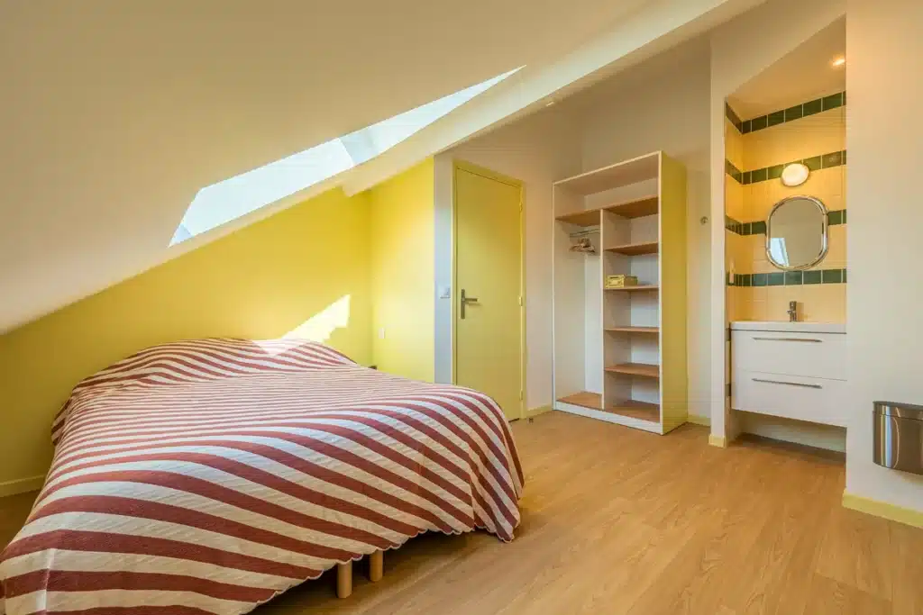 Chambre mansardée avec salle de bain privative, coliving Lille Vauban