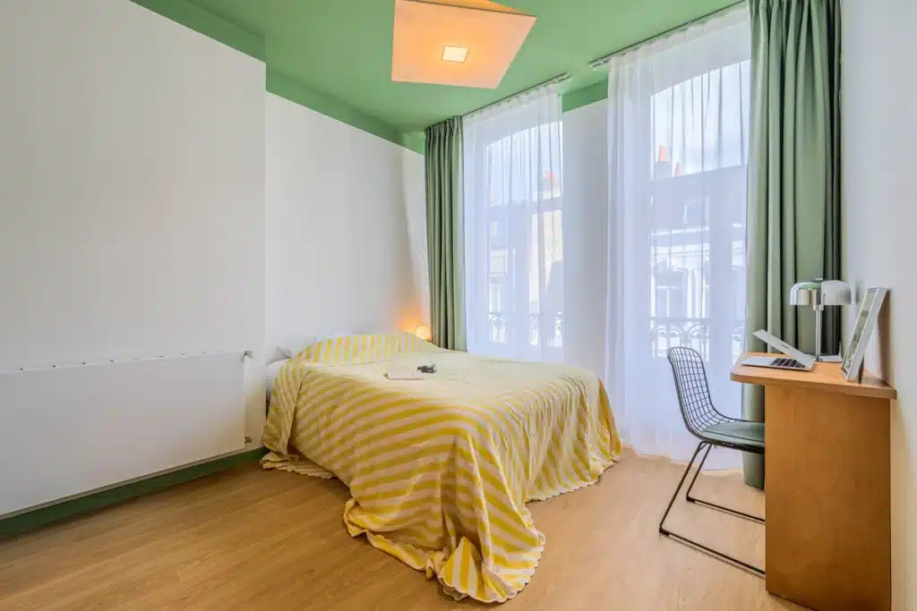 Chambre meublée lumineuse avec bureau, coliving Maison Bourgogne à Lille