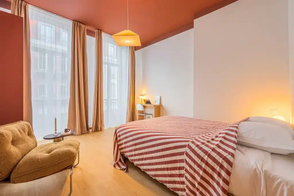 Chambre spacieuse avec grandes fenêtres, coliving Maison Bourgogne à Lille