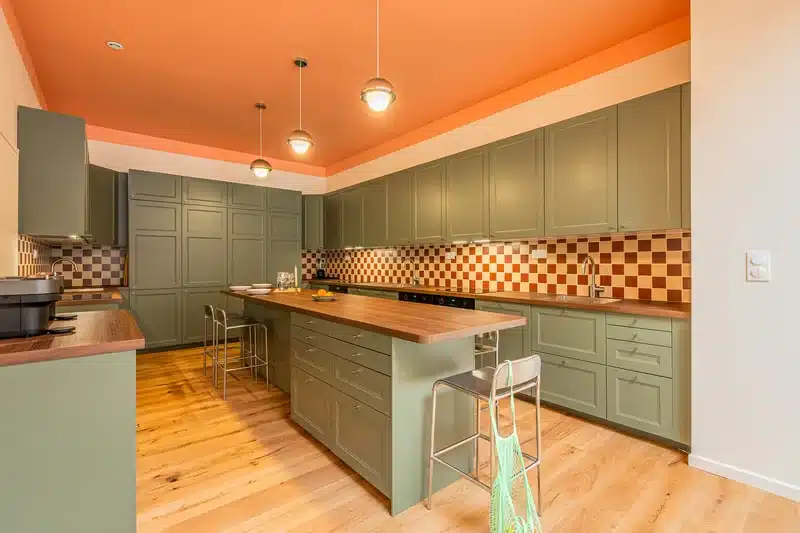Grande cuisine commune équipée avec îlot central, coliving Lille Vauban