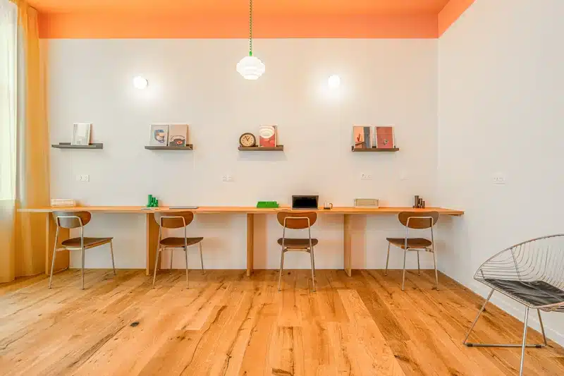 Espace coworking avec bureaux partagés dans le coliving Maison Bourgogne à Lille