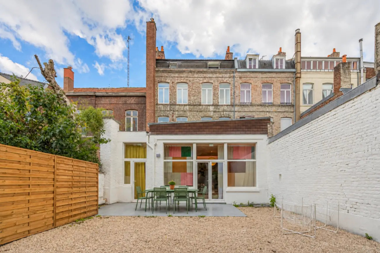 Jardin avec terrasse et table extérieure du coliving Maison Bourgogne à Lille