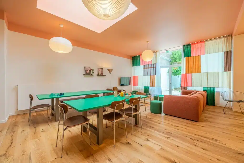 Salle à manger et salon ouverts sur le jardin, coliving Maison Bourgogne à Lille
