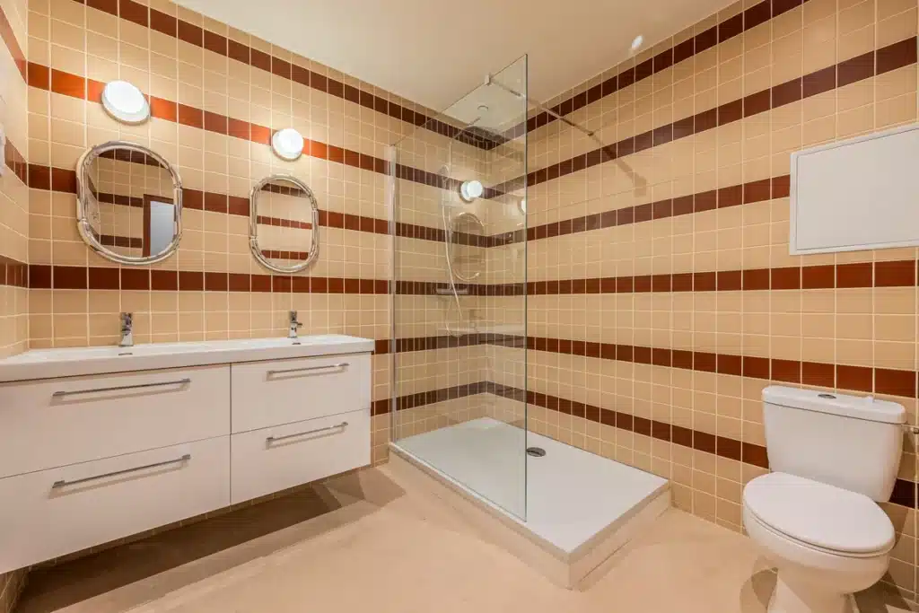 Salle de bain avec double vasque et douche à l'italienne, coliving Lille