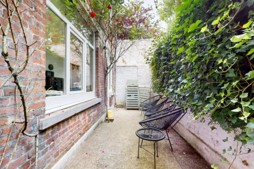 Terrasse extérieure avec chaises — Maison 37 Bigo-Danel, coliving IvyNest à Lille Vauban