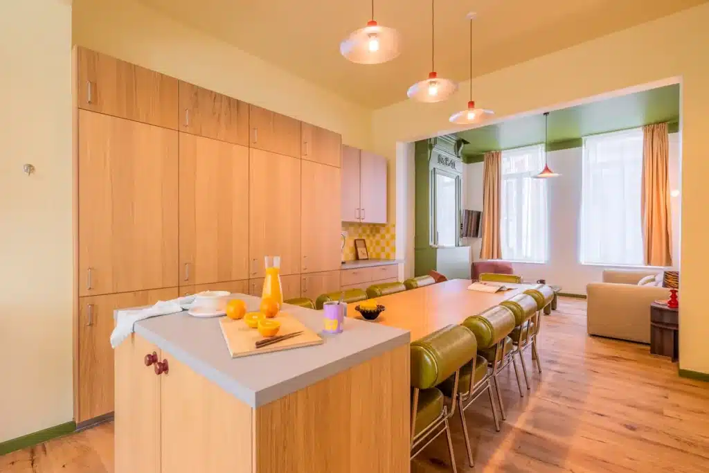 Cuisine avec îlot et grande table à manger, coliving Maison République Lille