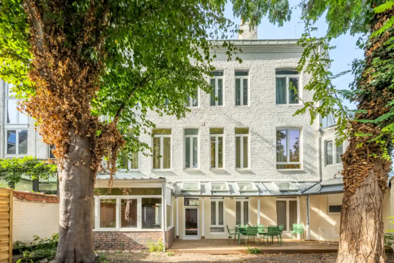 Jardin arboré à l'arrière du coliving Maison République, Lille Saint-Michel