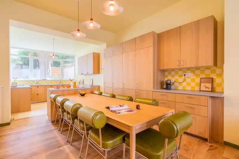 Grande salle à manger partagée du coliving Lille St Michel