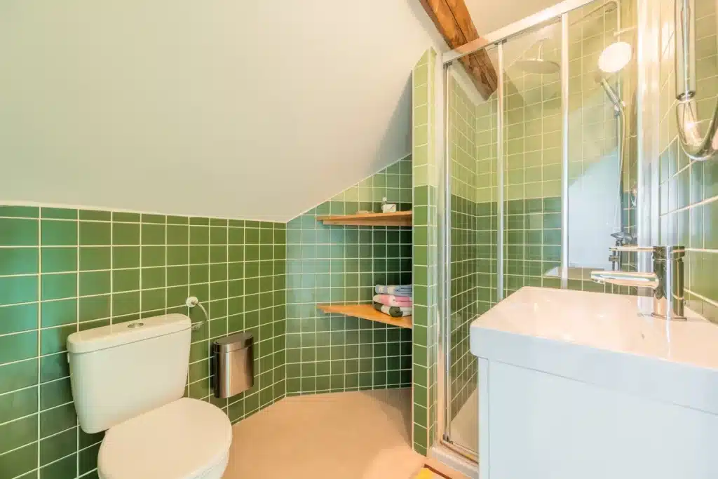 Salle de bain privative carrelée verte avec douche, coliving Lille Saint-Michel