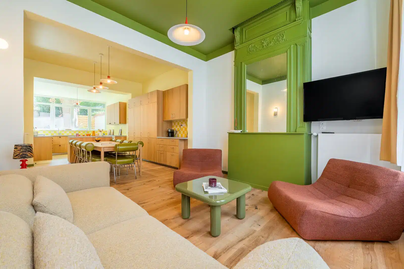 Salon convivial avec télévision et canapé, coliving Maison République à Lille