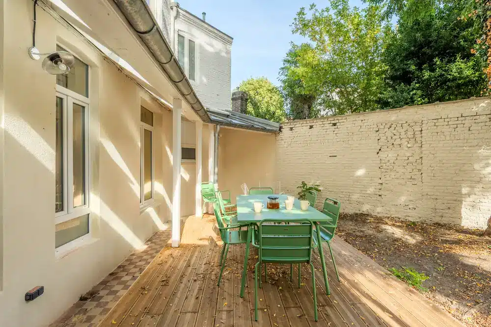 Terrasse en bois avec table extérieure, coliving Maison République Lille